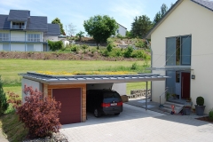 Begrünte Garage mit Carport