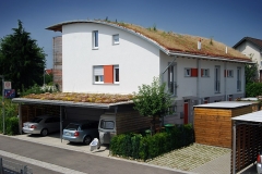 Wohnhaus und Carport mit extensiver Dachbegrünung
