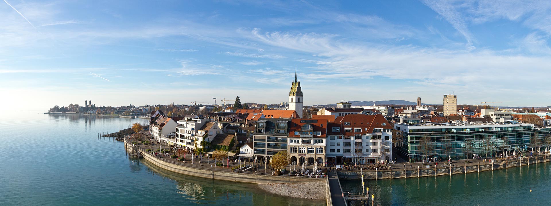 Friedrichshafen: Blick über die Stadt und den Bodensee